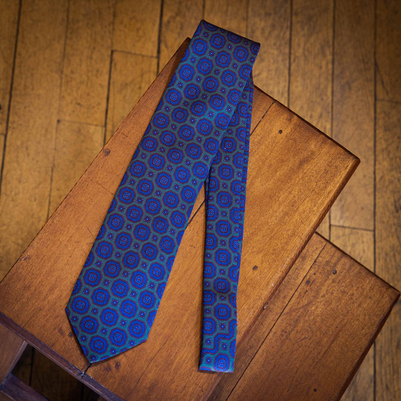 Cravate verte motif médaillon bleu