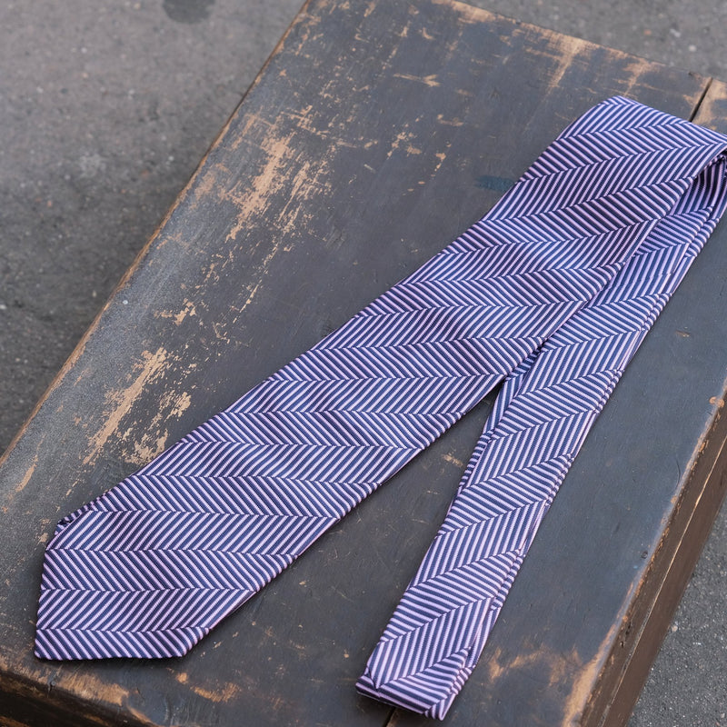 Cravate chevron diagonal violet