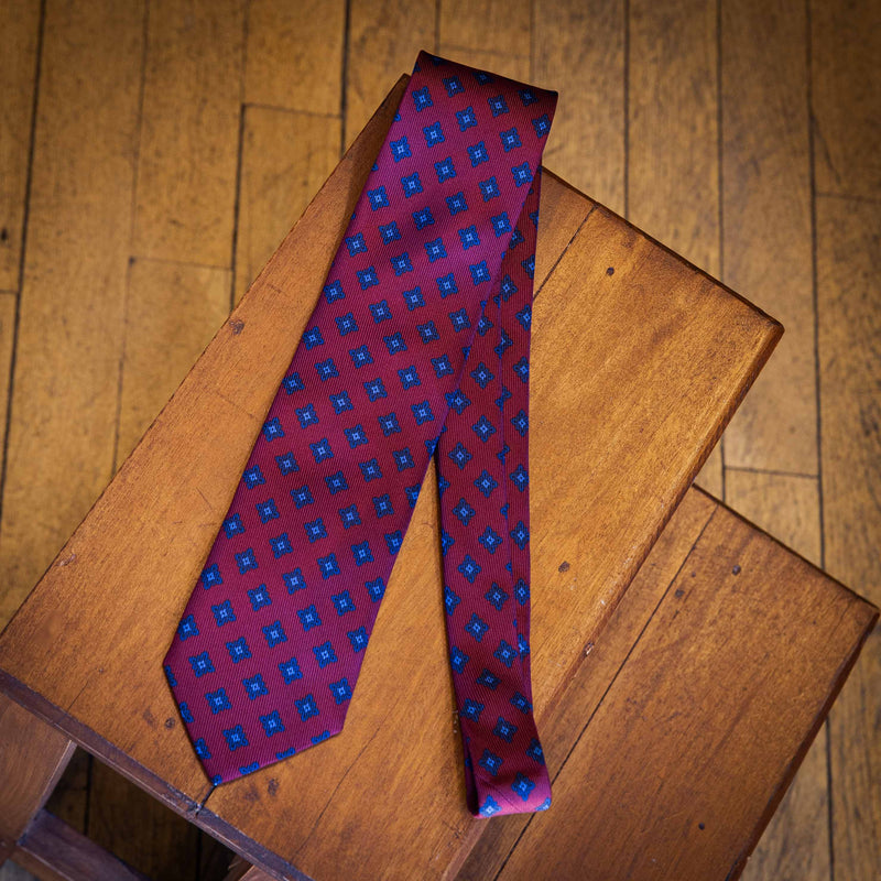 Cravate rouge bordeaux motif bleu marine et bleu ciel