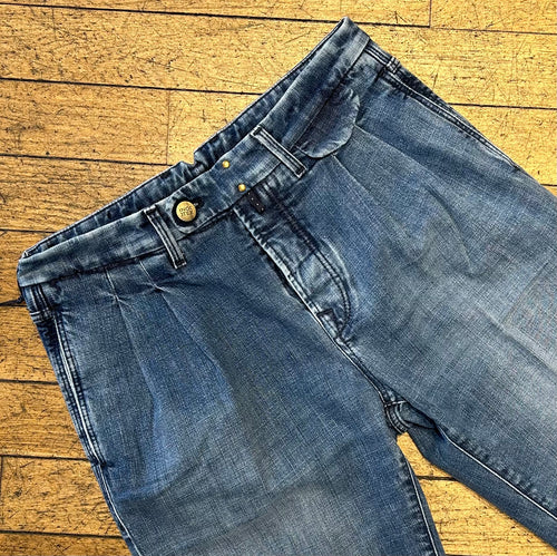 Jeans bleu clair coupe carotte 1