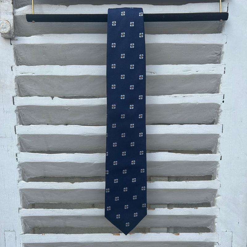 Cravate bleu marine motifs fleurs bleu clair 48