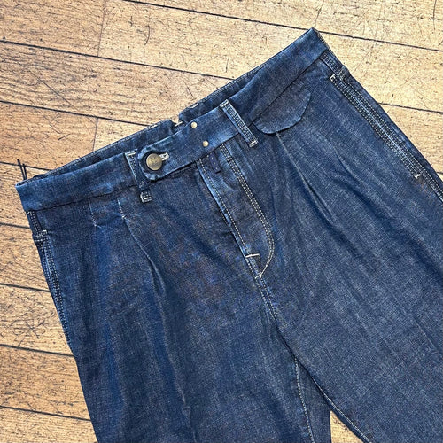 Jeans bleu coupe carotte 2
