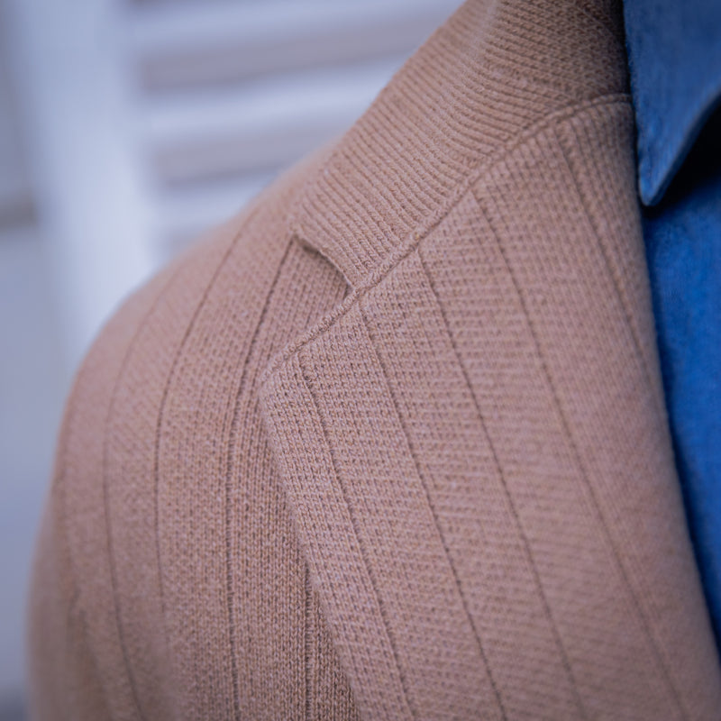 Veste en maille de laine et cachemire côtelée camel
