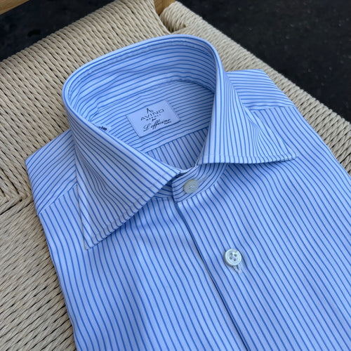 Chemise à fines rayures bleues sur fond blanc