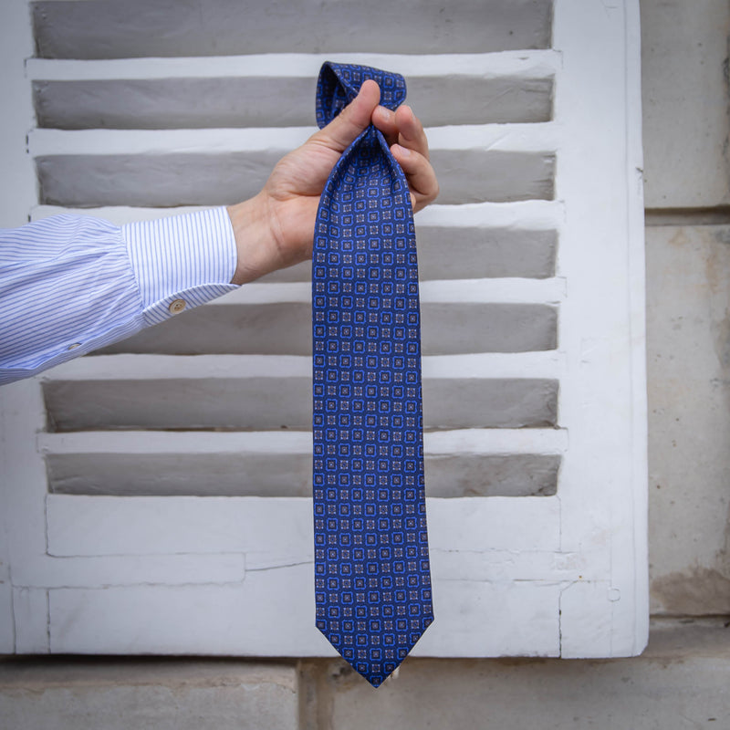 Cravate bleu moyen motif taupe 16