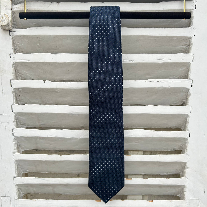 Cravate micro-grenadine bleu marine motif petit pois blanc 51