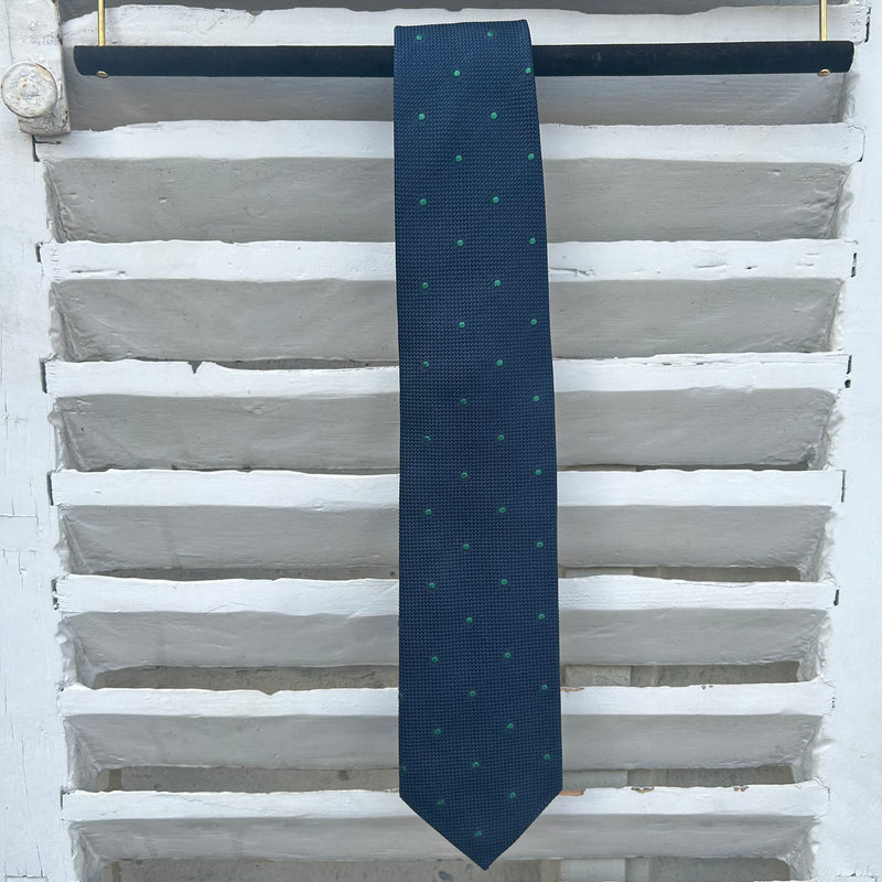 Cravate micro-grenadine bleu marine motifs pois verts 42