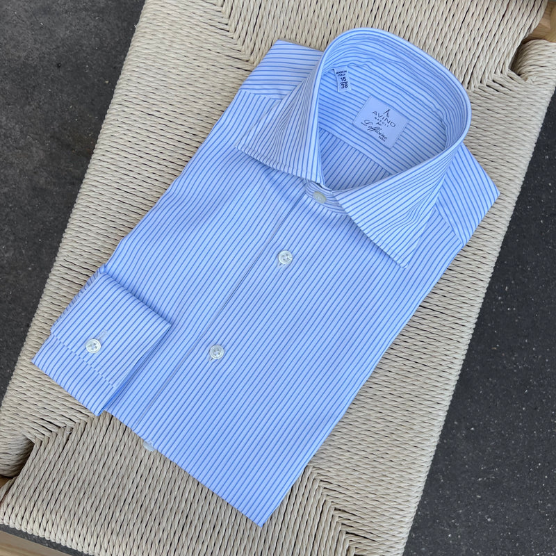 Chemise à fines rayures bleues sur fond blanc