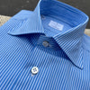 Chemise bleu à rayures blanches