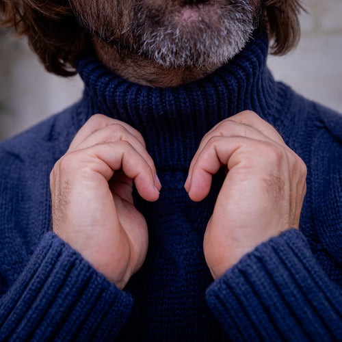 Pull col roulé torsadé laine et cachemire bleu marine