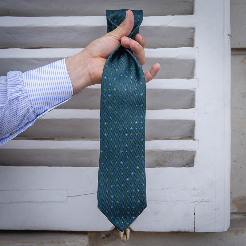 Cravate verte micro motifs bleus 4