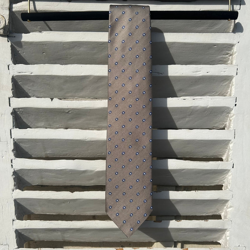 Cravate beige motifs bleu marine 39