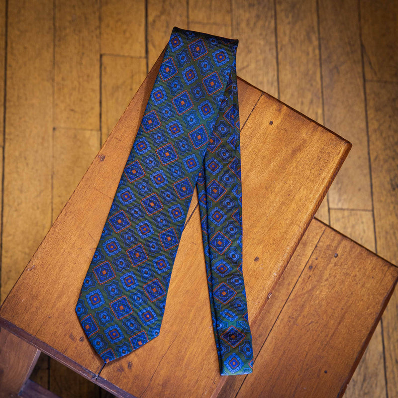 Cravate verte motif géométrique bleu