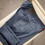 Pantalon « chino » coton et soie stretch bleu marine