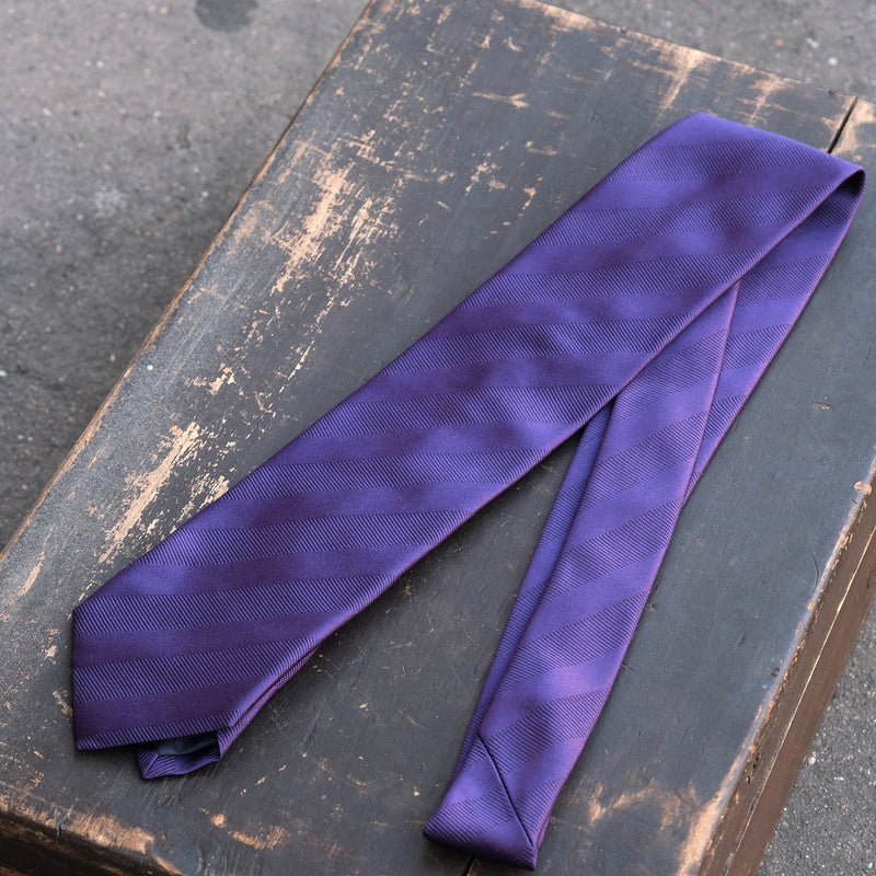 Cravate violette texturée