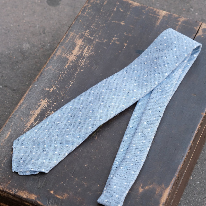 Cravate coton lin soie bleu ciel à pois blanc