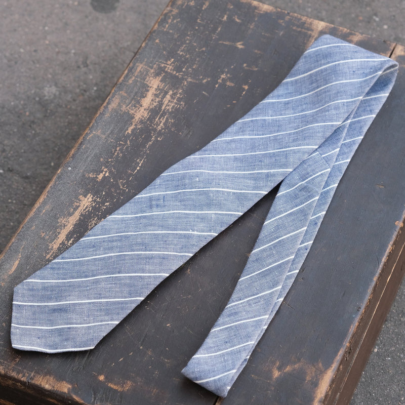 Cravate lin bleu rayé blanc