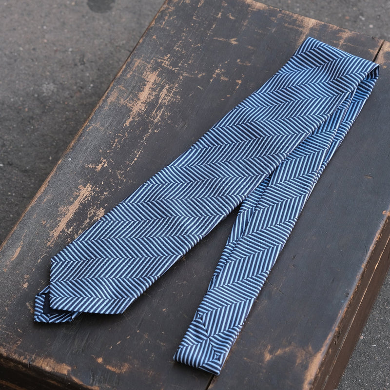 Cravate chevron diagonal bleu