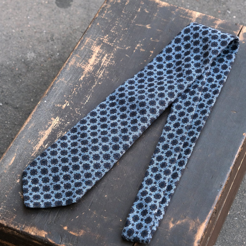 Cravate bleu motif madder