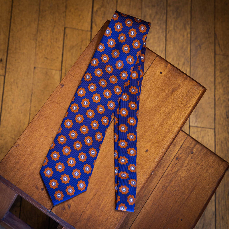 Cravate bleu électrique motif floral orange