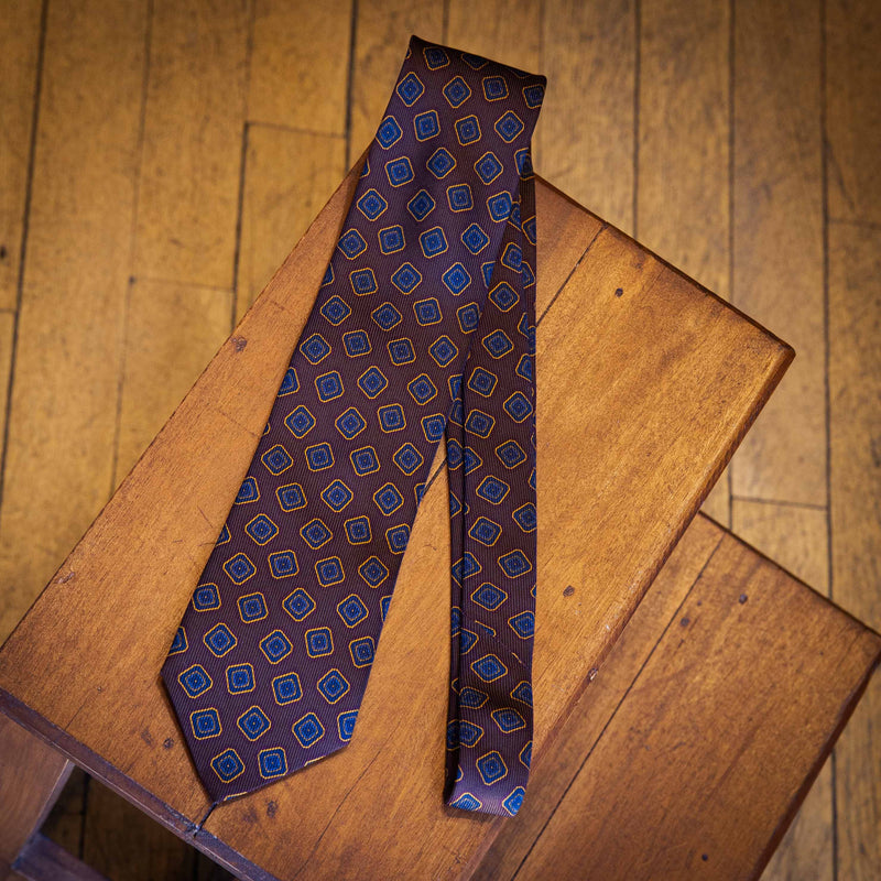 Cravate rouge bordeaux motif géométrique bleu
