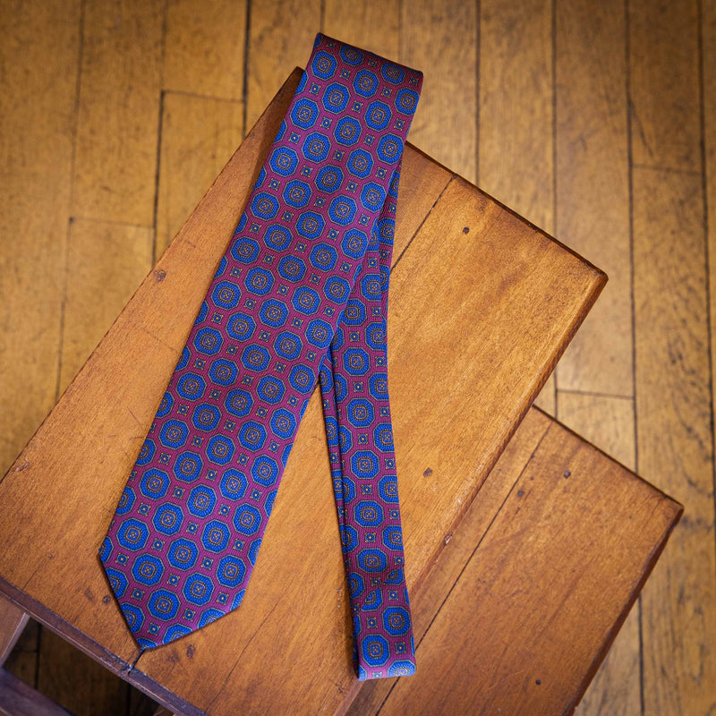 Cravate rouge bordeaux motif médaillon bleu