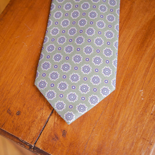 Cravate vert pastel motif médaillon