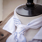 Bandana bleu et blanc en coton roulotté main - EXCLUSIF